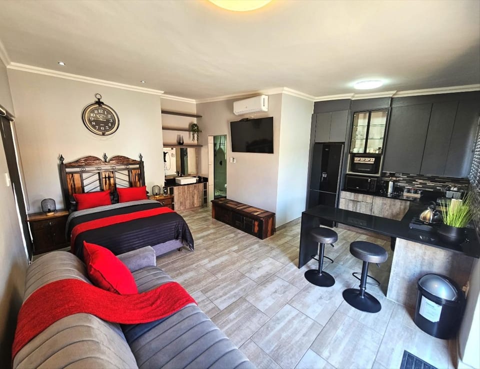 Bed, TV and multimedia, Living room, Bedroom, Dinner, kitchen