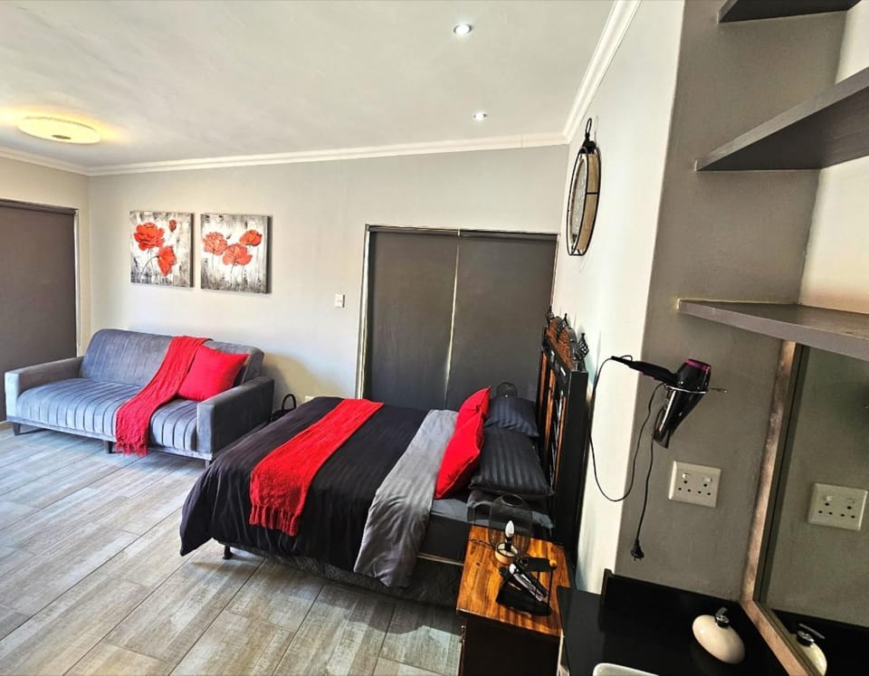 TV and multimedia, Living room, Seating area, Bedroom