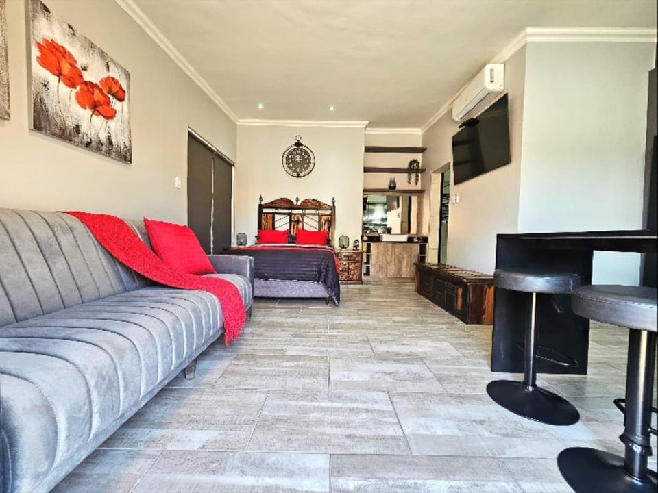 Communal lounge/ TV room, Bed, TV and multimedia, Bedroom, Dinner