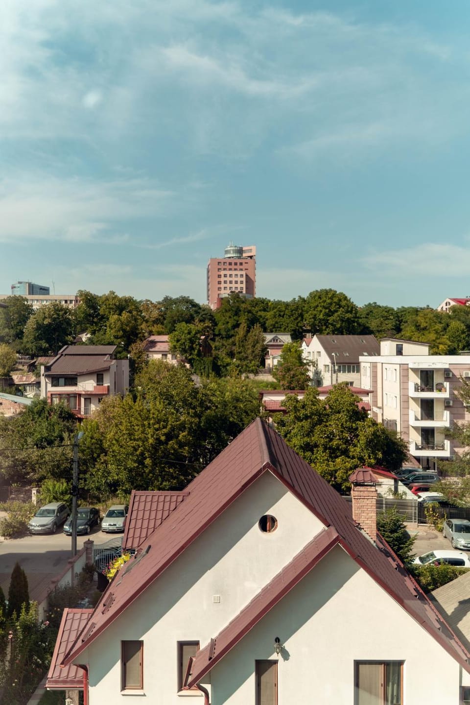 Property building, Day, Neighbourhood, Bird's eye view, City view, Street view, Location, Parking