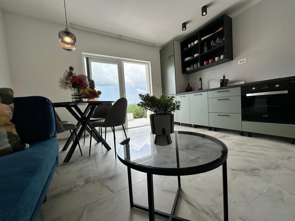 Kitchen or kitchenette, Living room, Seating area, Dining area