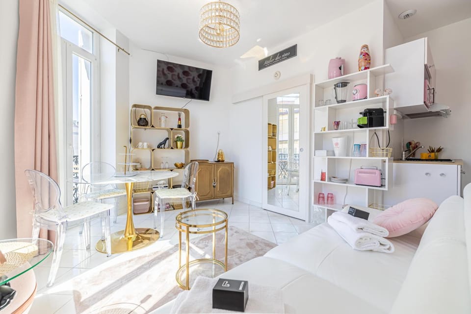Bed, Balcony/Terrace, Living room, Photo of the whole room, Dining area, air conditioner
