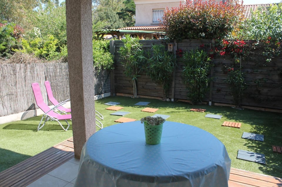 Garden, Dining area, sunbed