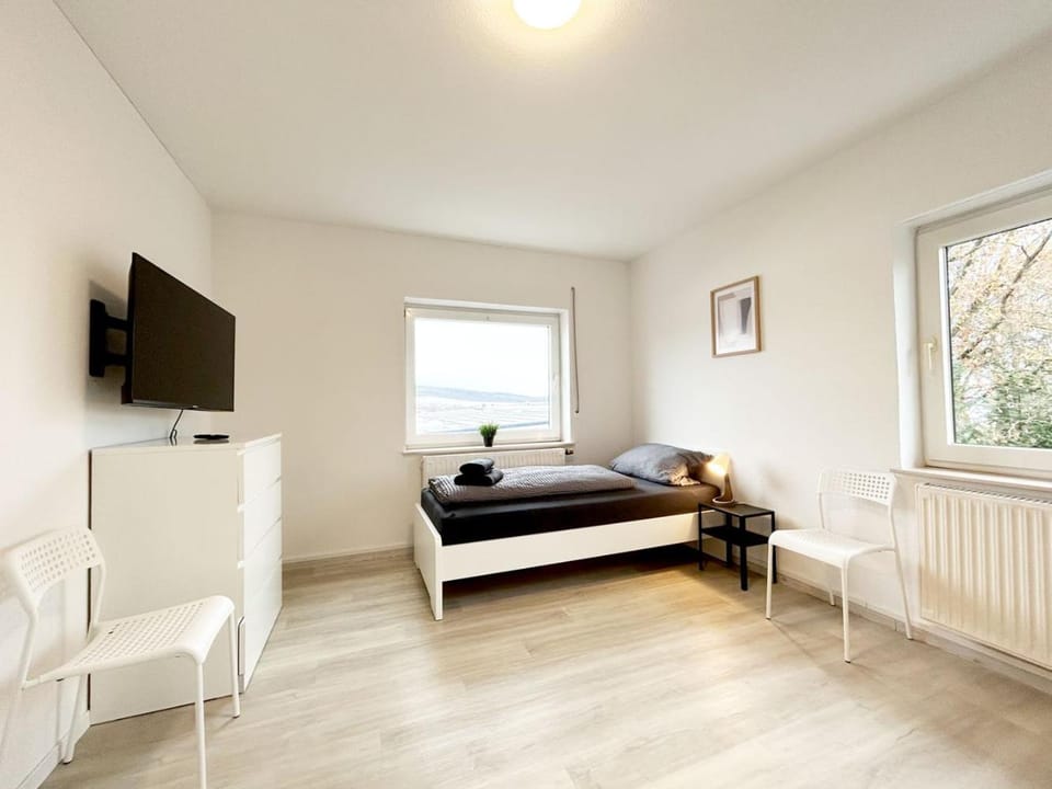 Bed, TV and multimedia, Photo of the whole room, Seating area, Evening entertainment, Bedroom, internet