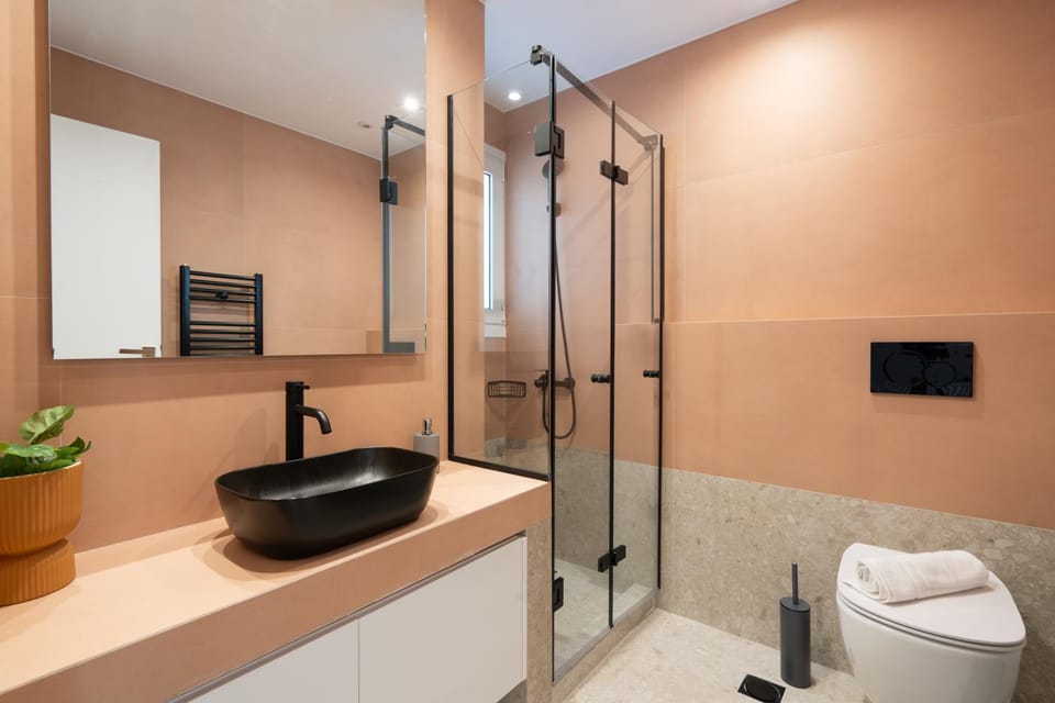 Shower, Toilet, Bathroom, towels