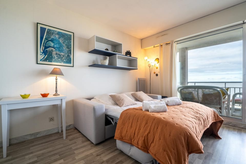 Bed, Living room