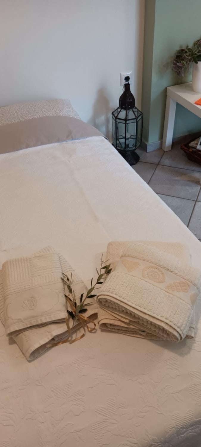 Bed, towels