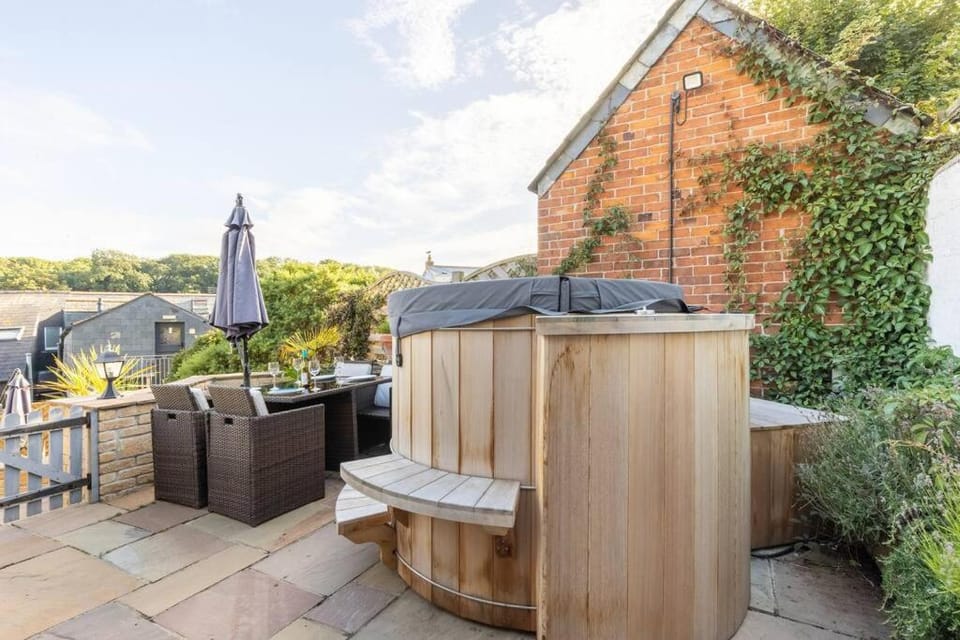 Duke House - Top Floor Apartment - 1 bedroom apartment with Hot Tub Apartment in Padstow