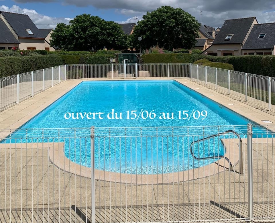 Perle Beach, Petite maison située en bord de plage, piscine. House in Clohars-Carnoët