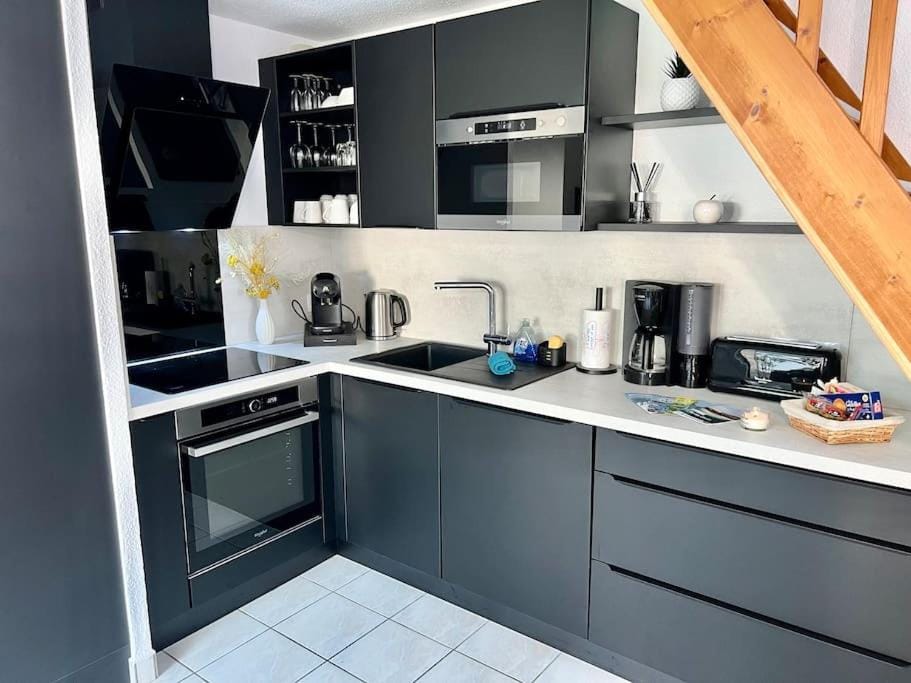 Perle Beach, Petite maison située en bord de plage, piscine. House in Clohars-Carnoët