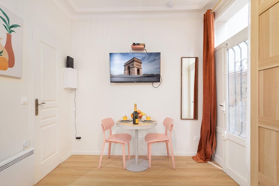 Guestrust- Arc de Triomphe Corail Apartment in Paris