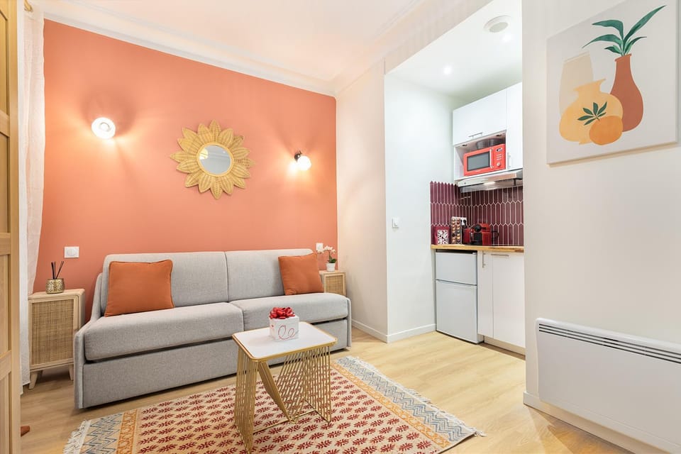 Guestrust- Arc de Triomphe Corail Apartment in Paris