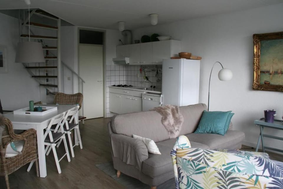 Kitchen or kitchenette, Seating area, Dining area