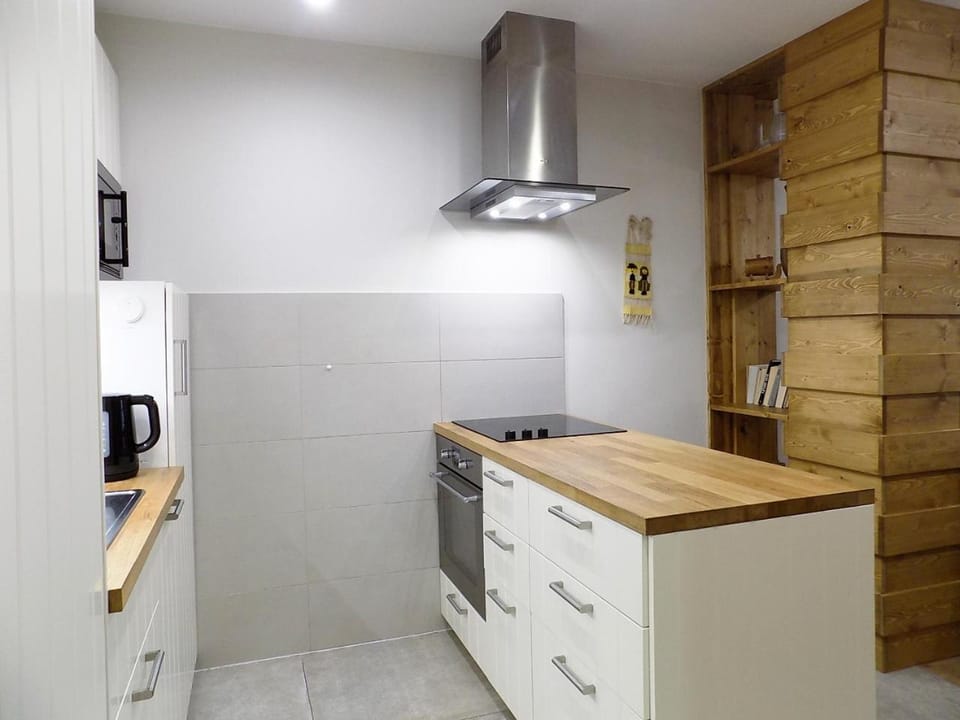 Kitchen or kitchenette, pet friendly, stove