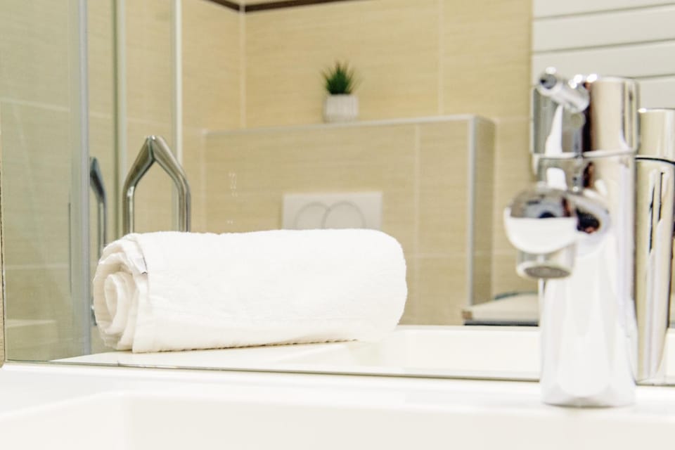 Shower, Bathroom, towels