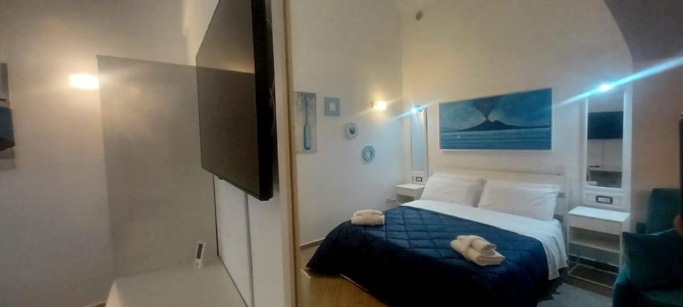 Bed, TV and multimedia, Photo of the whole room, Bedroom, towels