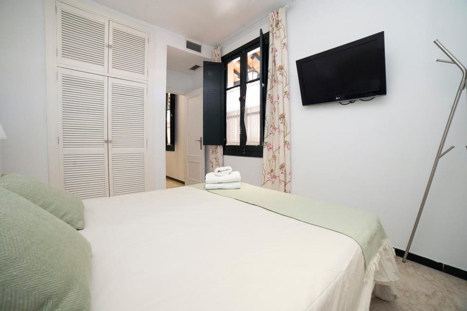 Bed, TV and multimedia, Photo of the whole room, Bedroom