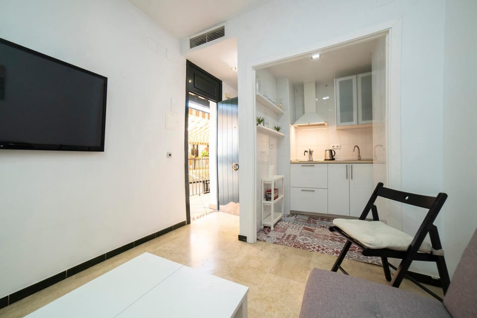 TV and multimedia, Kitchen or kitchenette, Photo of the whole room, Seating area