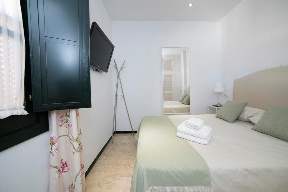 Bed, TV and multimedia, Bedroom, towels, wardrobe
