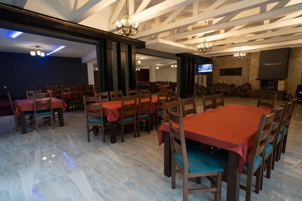 Restaurant/places to eat, Communal lounge/ TV room, TV and multimedia, Living room, Banquet/Function facilities, Seating area, Evening entertainment