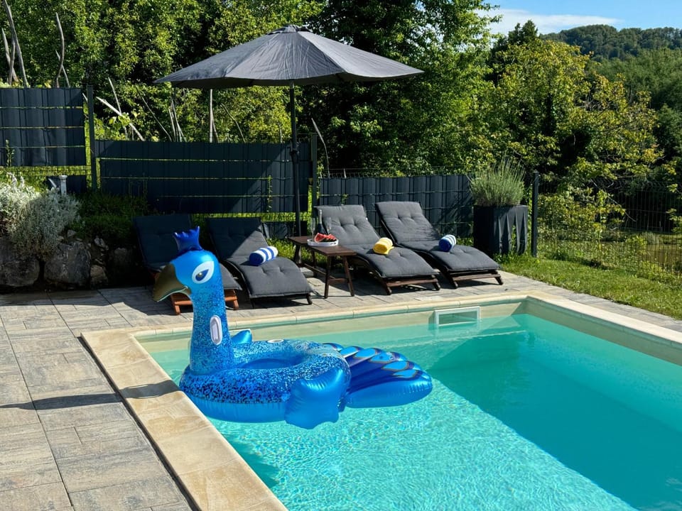 Patio, Swimming pool, sunbed