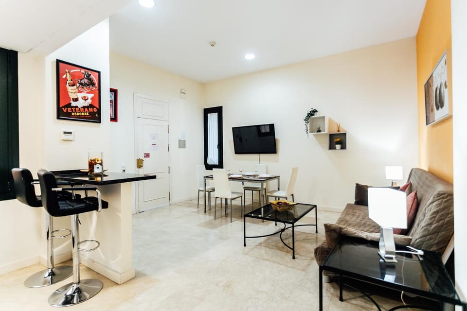 TV and multimedia, Kitchen or kitchenette, Living room, Seating area, Dining area
