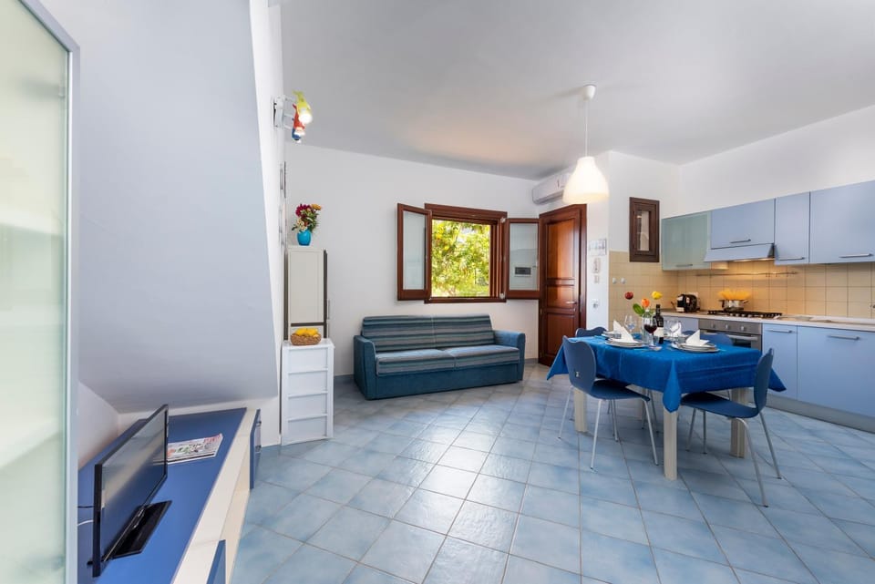 Kitchen or kitchenette, Seating area, Dining area, stove