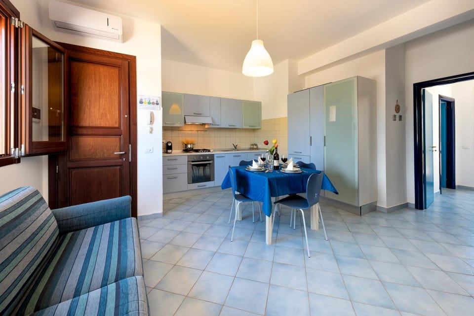 Kitchen or kitchenette, Dining area, stove