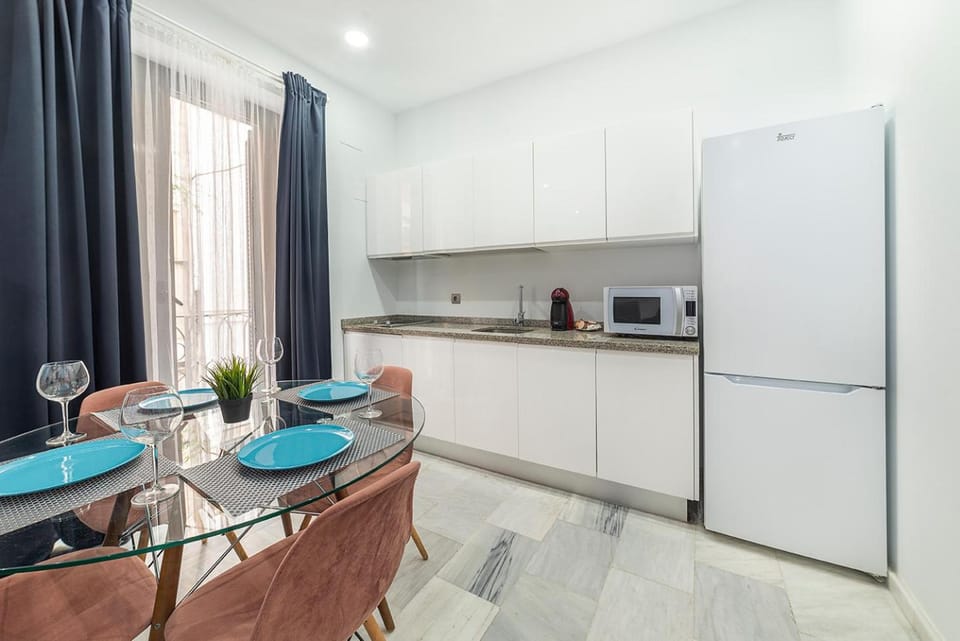 Kitchen or kitchenette, Living room, Seating area, Dining area, minibar, stove