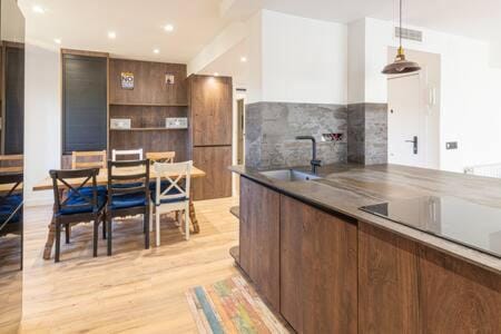 Kitchen or kitchenette, Dining area