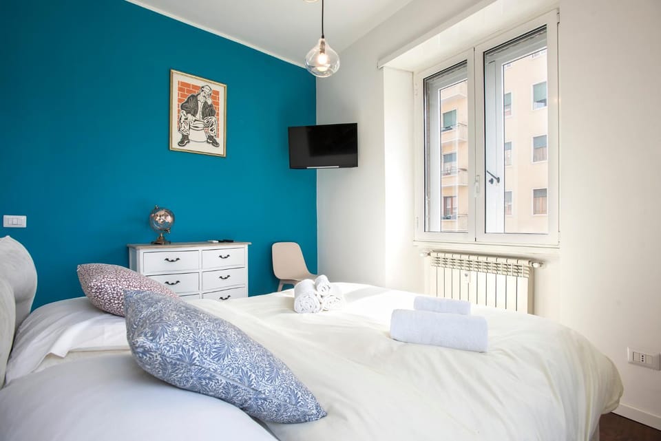 Bed, TV and multimedia, Photo of the whole room, Bedroom, towels