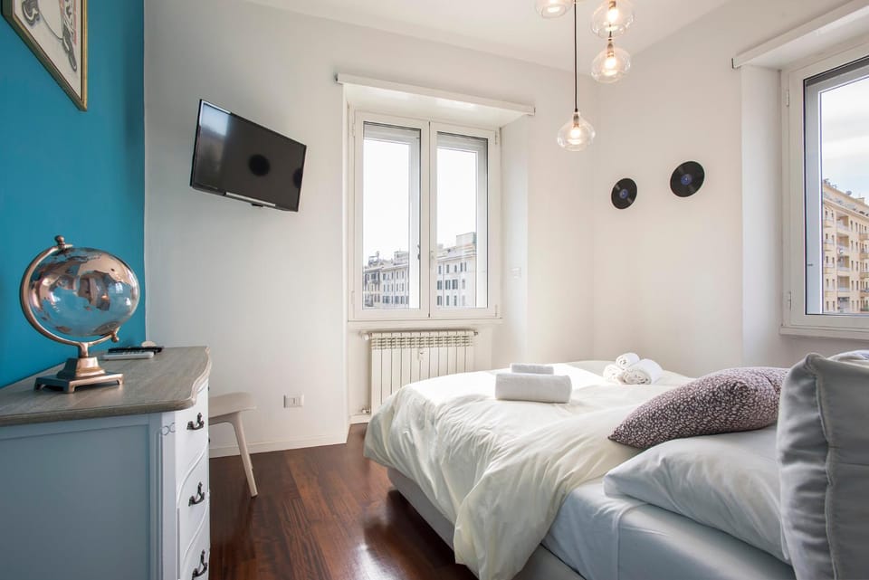 Bed, TV and multimedia, Photo of the whole room, Bedroom