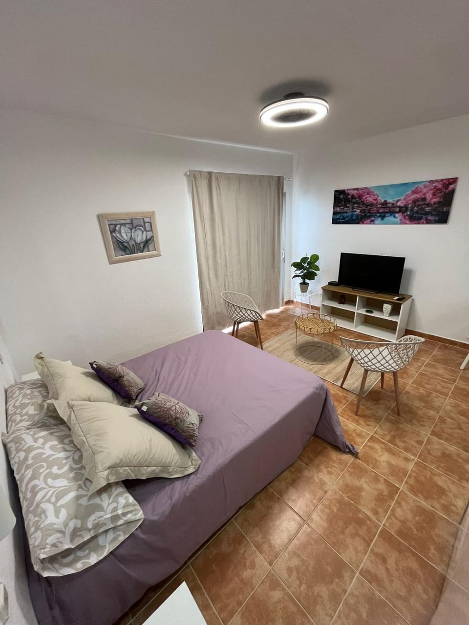 Bed, TV and multimedia, Bedroom