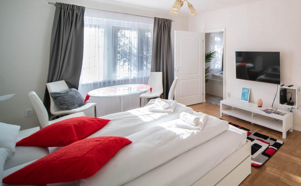 Communal lounge/ TV room, TV and multimedia, Living room, towels