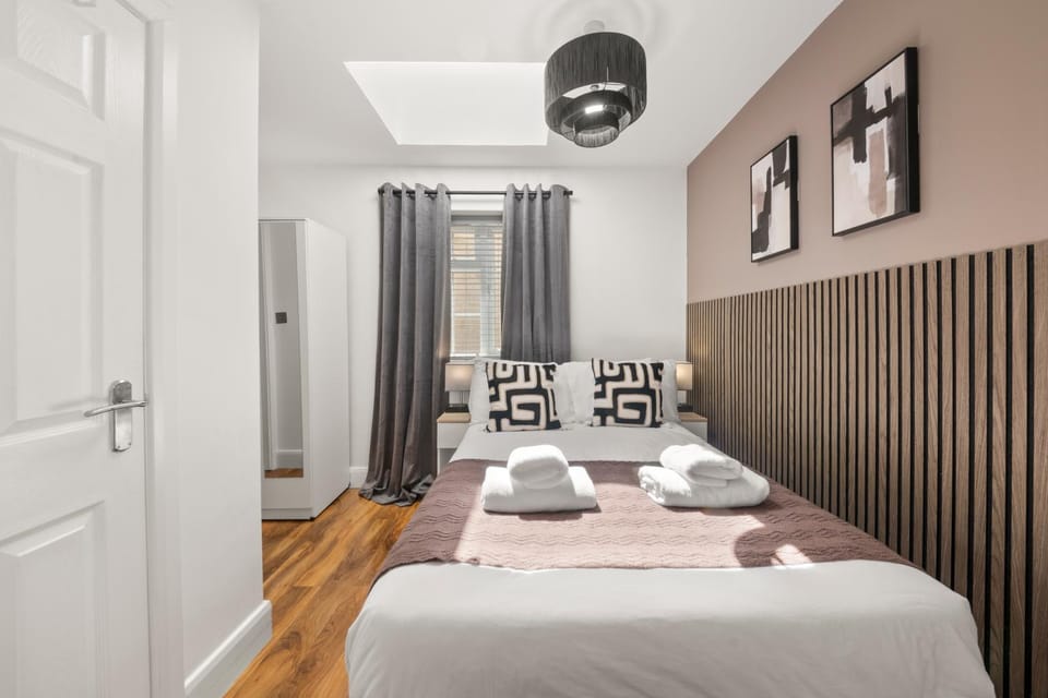 Photo of the whole room, Bedroom, internet
