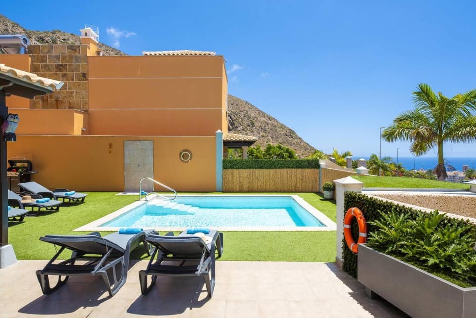 LUXURY VILLA with sea view, heated pool Villa in Los Cristianos