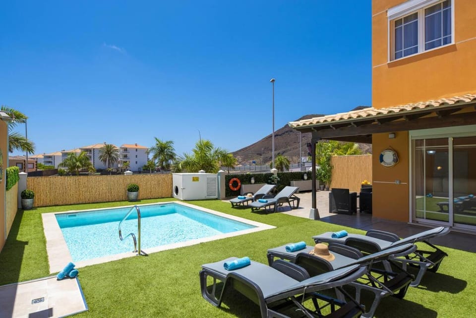 LUXURY VILLA with sea view, heated pool Villa in Los Cristianos