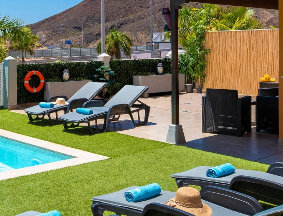 LUXURY VILLA with sea view, heated pool Villa in Los Cristianos