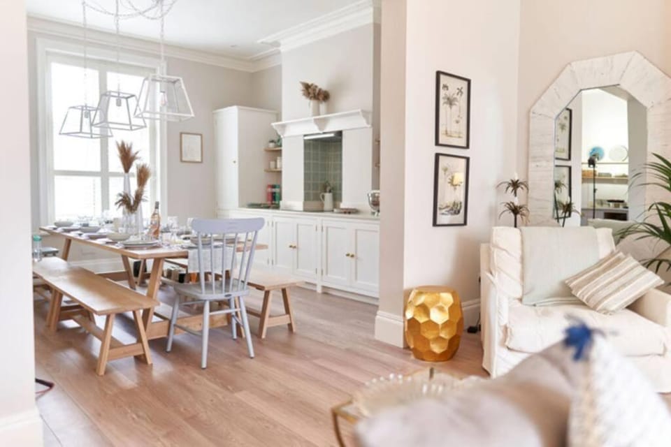 The Beach House Sleeps 20 & 4 mins to the beach House in Bournemouth