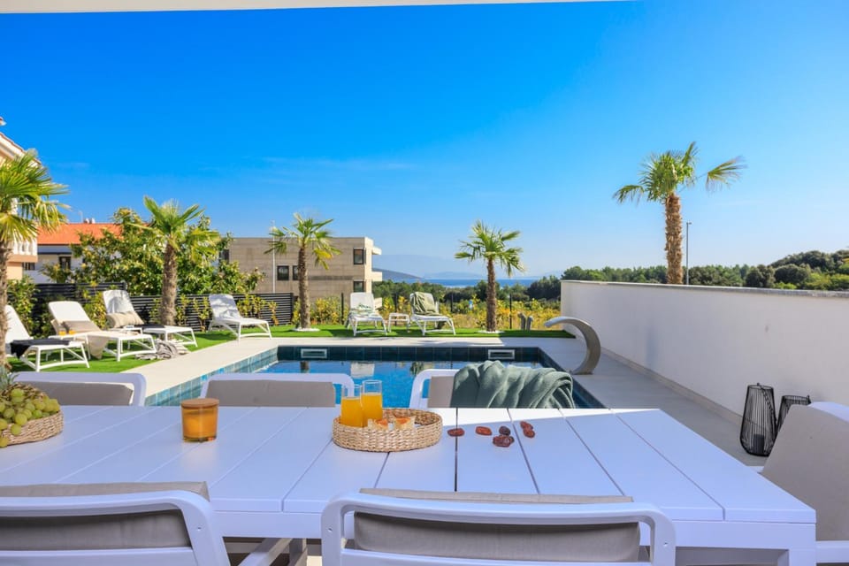 Swimming pool, sunbed