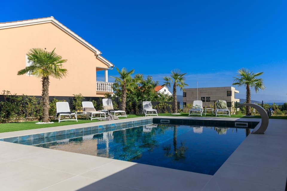 Swimming pool, sunbed