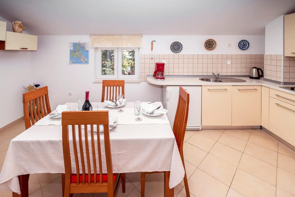 Dining area, kitchen