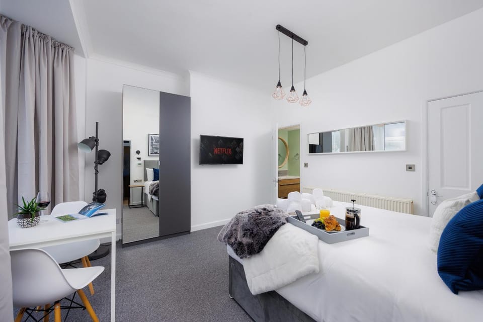 Bed, Bathroom, Decorative detail, Dining area, Bedroom, wardrobe