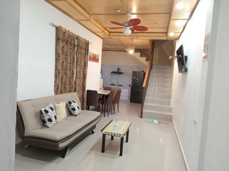 TV and multimedia, Living room, Seating area, Dining area