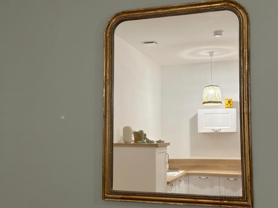 hair dresser, kitchen