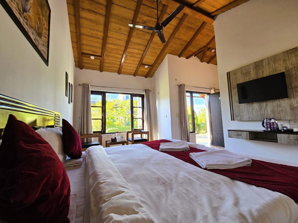 Bed, TV and multimedia, Photo of the whole room, Bedroom, towels