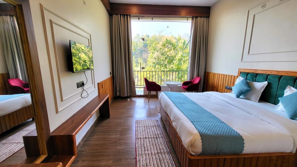 Bed, TV and multimedia, Balcony/Terrace, Photo of the whole room, Seating area, Bedroom