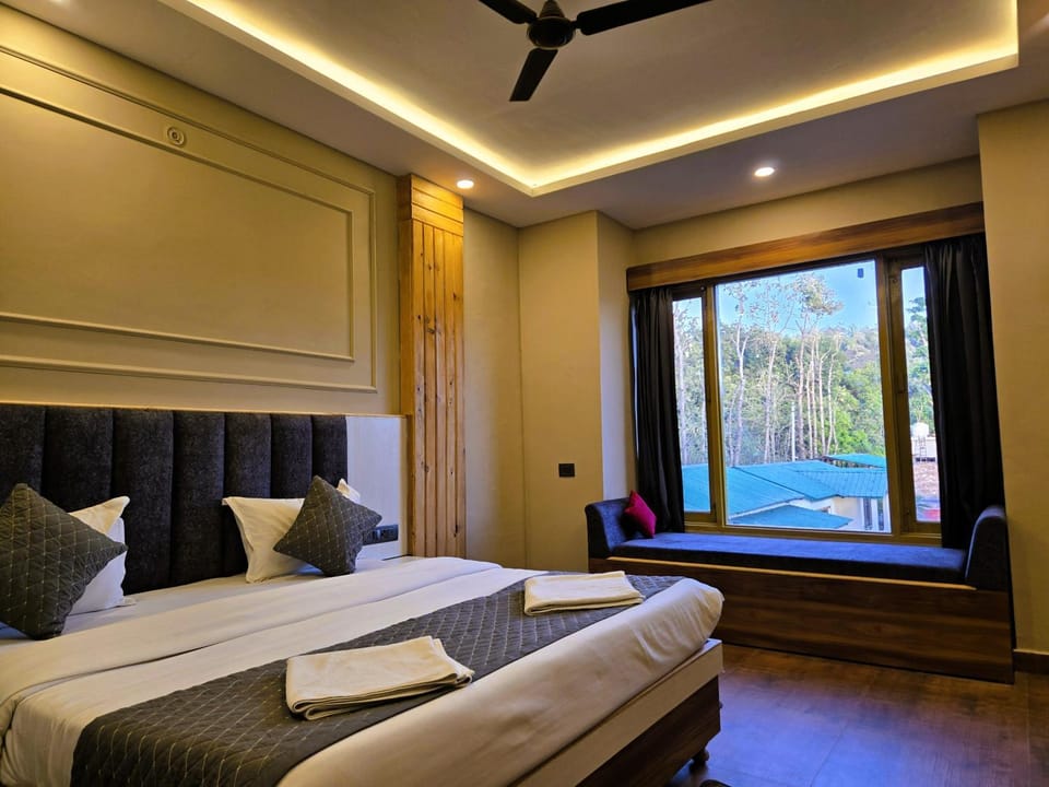 Bed, Bedroom, towels