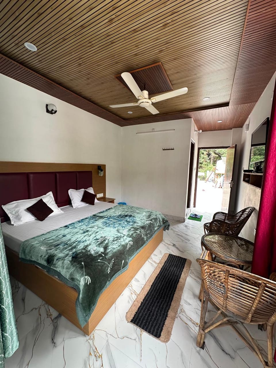Hotel Hill Paradize couples & family Friendly,on the Kempty fall highway#balcony & terrace hill views#Restaurant Hotel in Uttarakhand