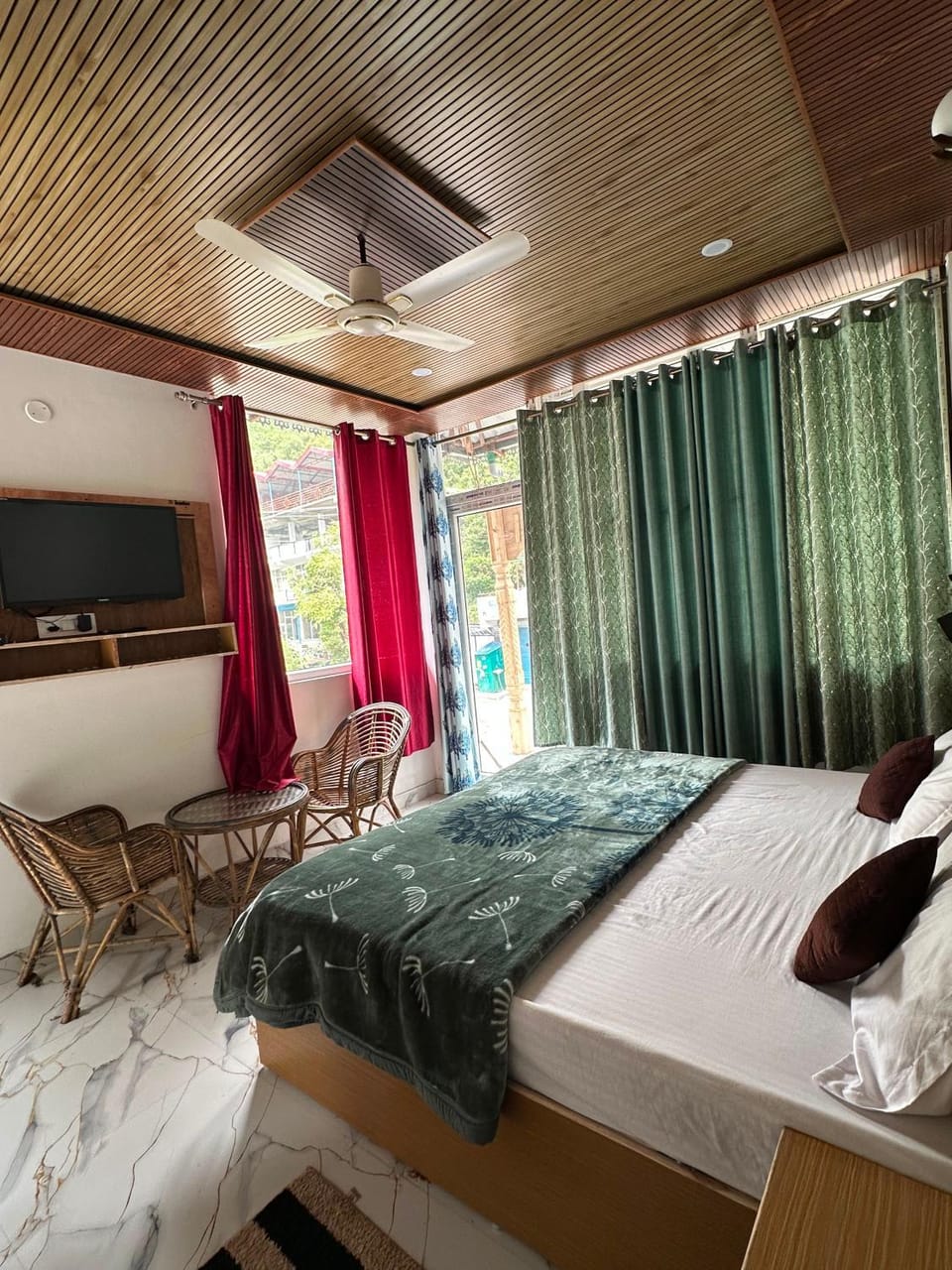Hotel Hill Paradize couples & family Friendly,on the Kempty fall highway#balcony & terrace hill views#Restaurant Hotel in Uttarakhand